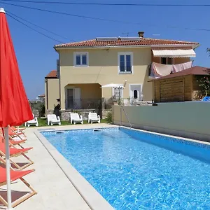 apartments-villa-ela.in-istria.net/